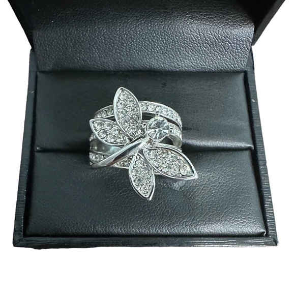 Jewelry - Butterfly ring. Crystal embellished